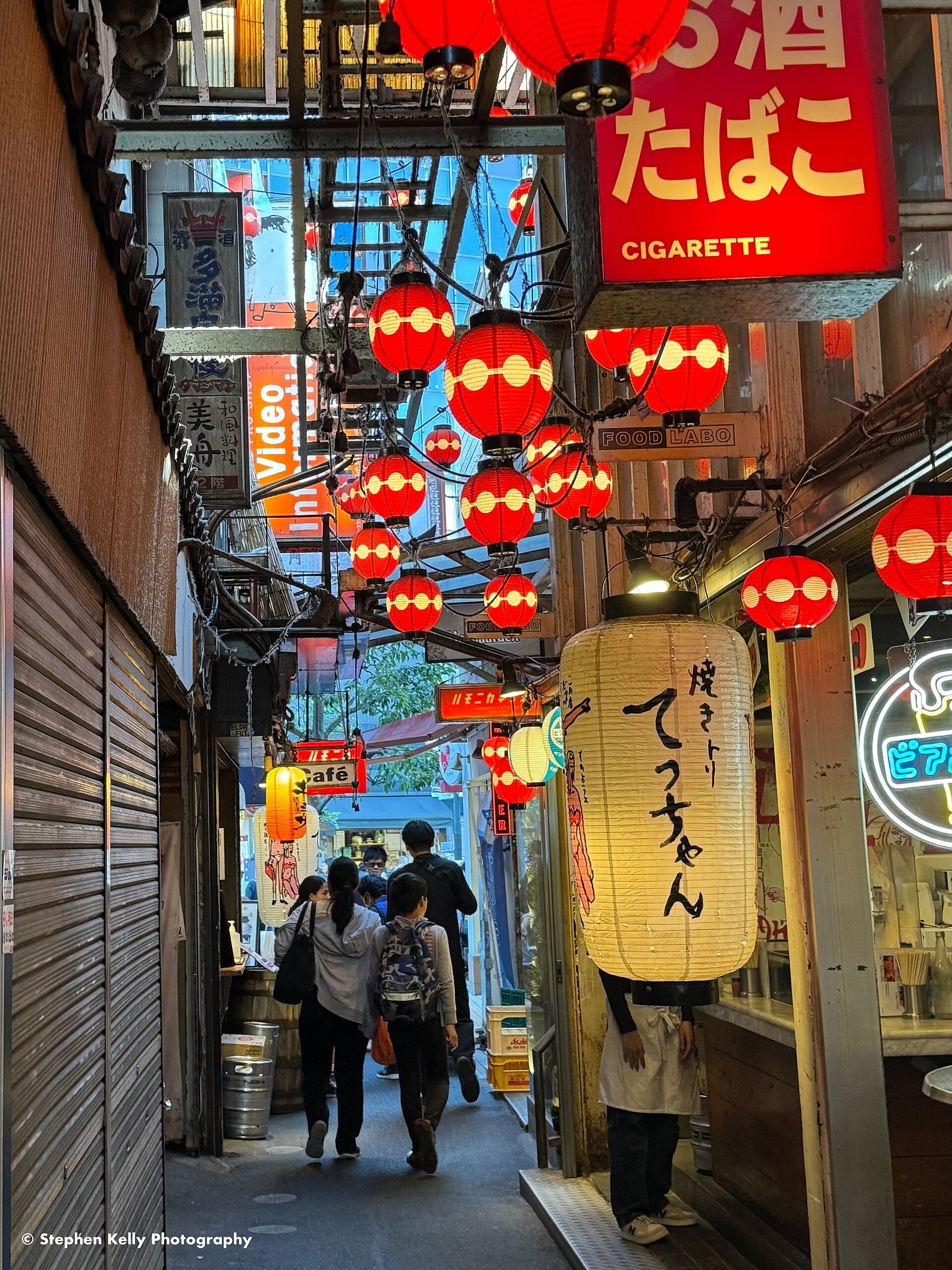 赤い提灯が連なるハモニカ横丁の路地